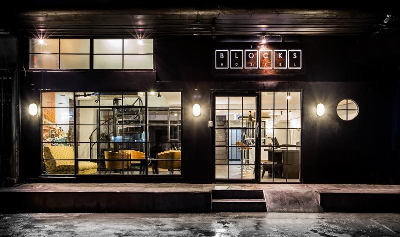 The Blocks Sukhumvit 10 Хостел *